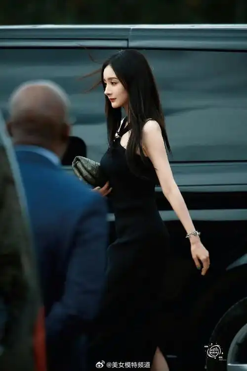 杨幂出席巴黎时装周黑长直黑色礼服又美又飒