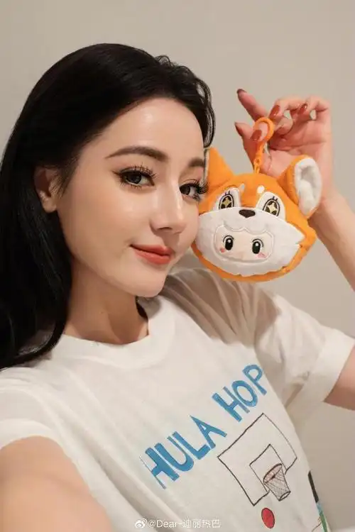 迪丽热巴自曝与闺蜜相处日常:吵架互删微信,但依旧如亲人相伴