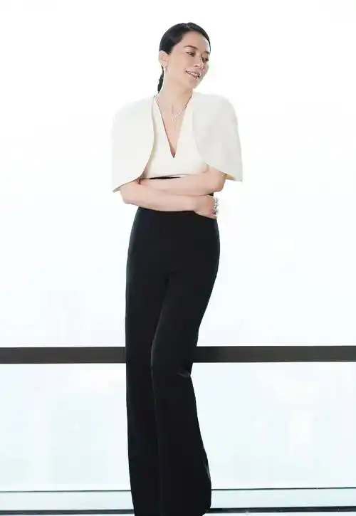 被俞飞鸿的"鸡蛋臀"迷住了,穿连衣裙凹身材,女生看了都心动_时尚_气质