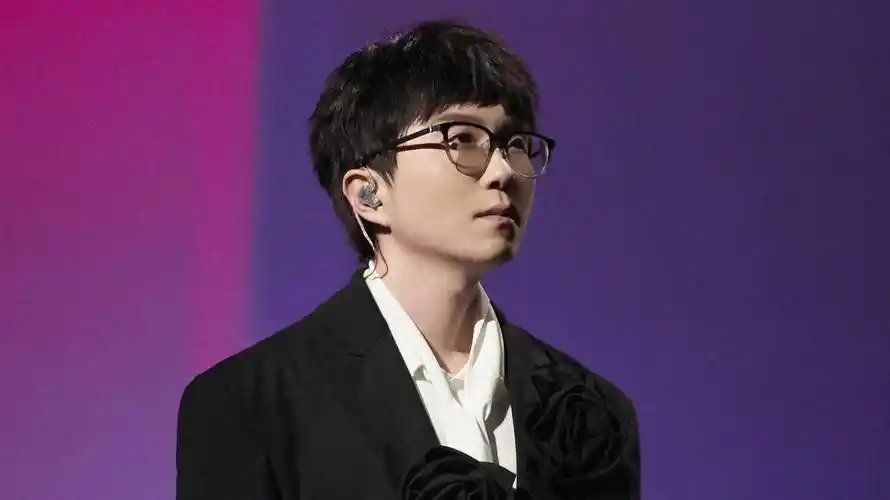 超过了他最经典的《中国好声音》的盲选作品《为爱痴狂》