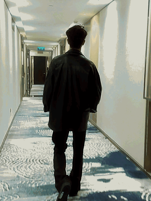 被这两个背影吸引住了#许凯