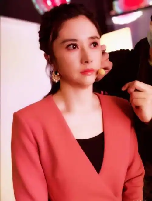 原创拍水戏让吴彦祖失控当众问张卫健为何不喜欢她年近50仍单身