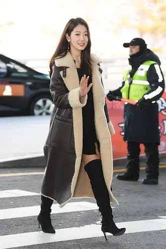 朴信惠真会穿,1万2的长大衣配12cm的靴子,却搭出了两万八的气场