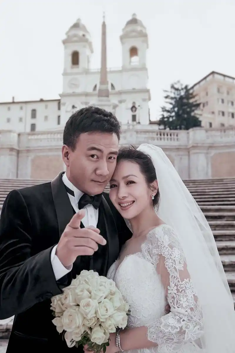 胡军夫妇重游求婚故地 许愿池现最美"瓷婚"写真