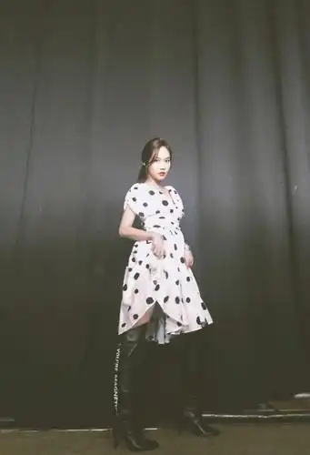 王霏霏重拾女团梦,舞台上身穿短裙,女团风格太突出_黑色