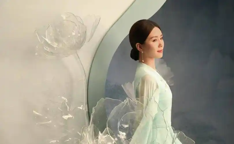 刘诗诗的气质也是非常的好,尤其是那个天鹅颈,白皙修长,衬得整个人