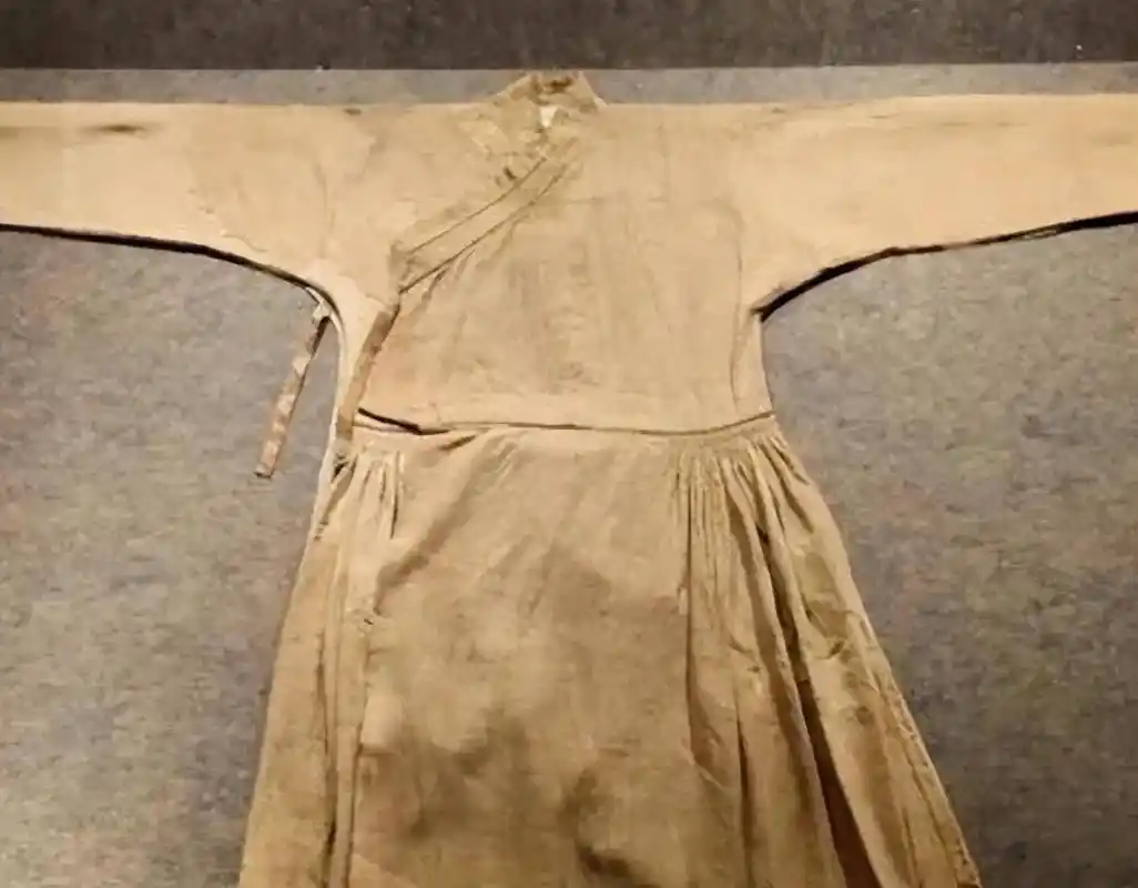 这就是人们所说的"粗布麻衣"的来源,除了这些,还有人用鸟的羽毛,蚕丝