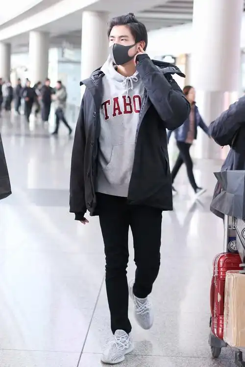 陈飞宇的卫衣穿搭显个性,扎"小揪揪"帅气十足