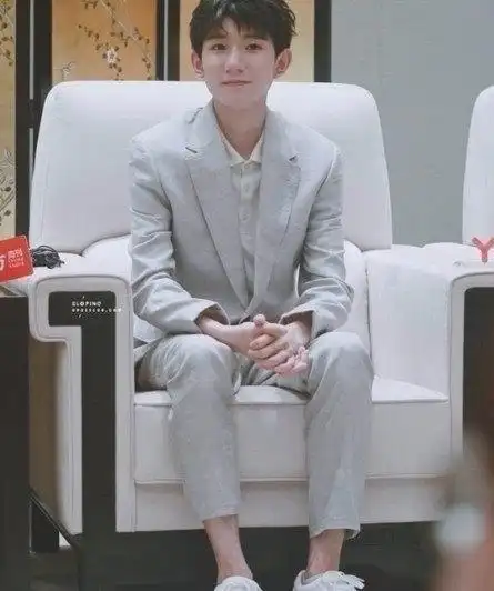 王源美照,可是网友发现了一个秘密:腿毛太旺盛了,遮不住.