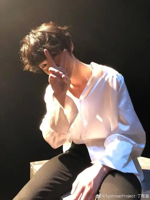 可以单独出道的锁骨#又纯又欲,说的就是这个样子@时代少年团-丁程鑫