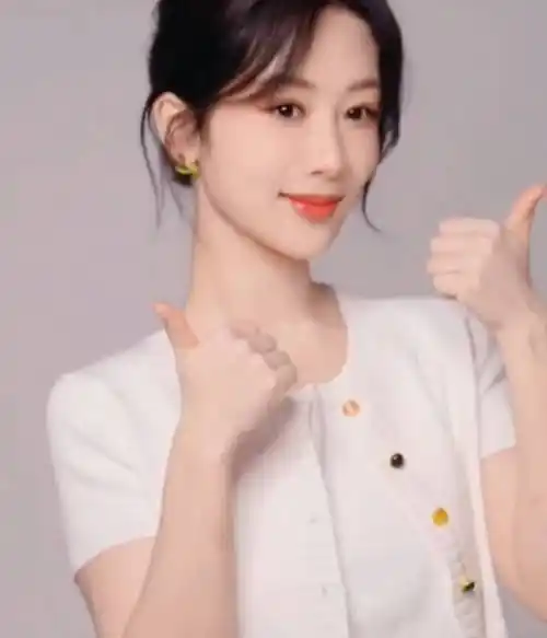 杨紫和鞠婧祎露腰穿搭成为热议话题,一个有活力,一个有吸引力