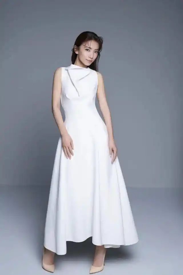 原创36岁hebe出席活动,穿金色礼服裙仿佛公主降临,造型惊艳太吸睛