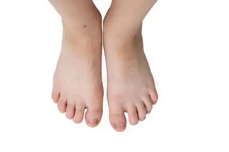 孩子们的脚被隔离了照片