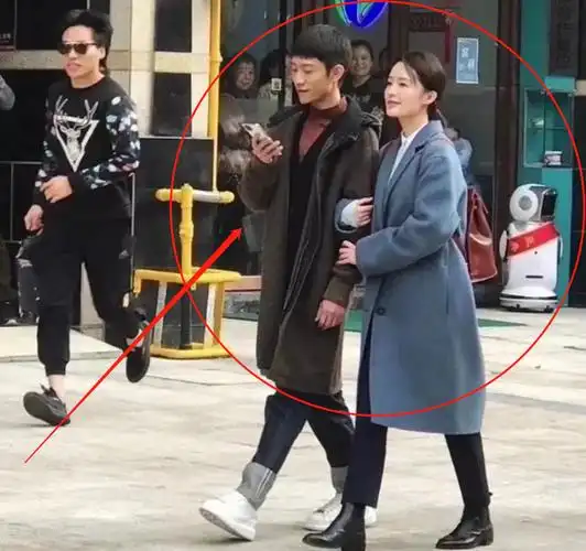 张一山身高176cm,李沁身高166cm,站一起时的身高差很明显