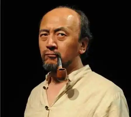 王劲松:因猴皮筋成名,人前演戏,背后教书的他如今咋样了?