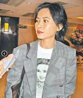 蓝洁瑛虔诚唱圣诗