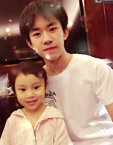 甜馨与易烊千玺合影表情娇羞大眼尖下巴星味儿足