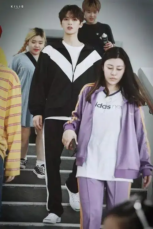 蔡徐坤录制第二首原创,朱正廷被造谣带女友打游戏粉丝澄清太搞笑