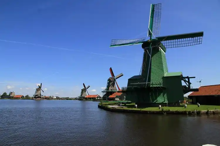 荷兰风车村,位于阿姆斯特丹北方15公里处,桑斯安斯区是北荷兰有名的