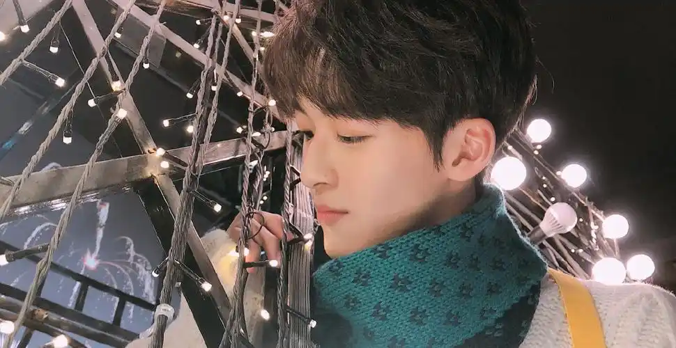 创造营2019何洛洛帅气夜拍照图片