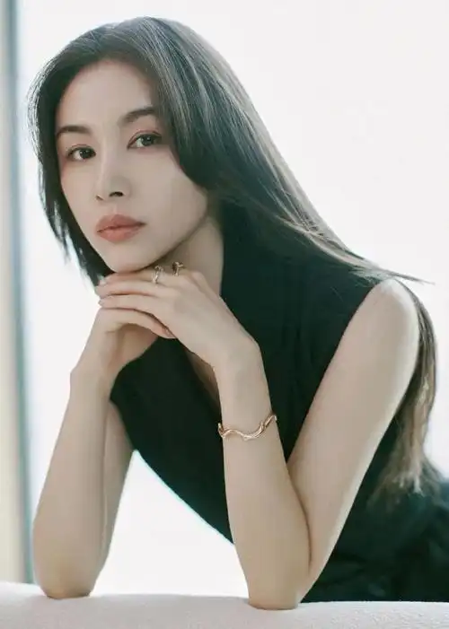 活动状态#@王子文ava今日出席活动造型好温柔,中分黑长直松弛感拉满