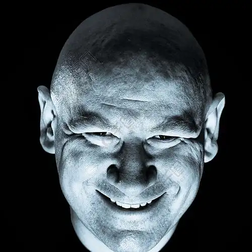 威胁的可怕的微笑光头男人