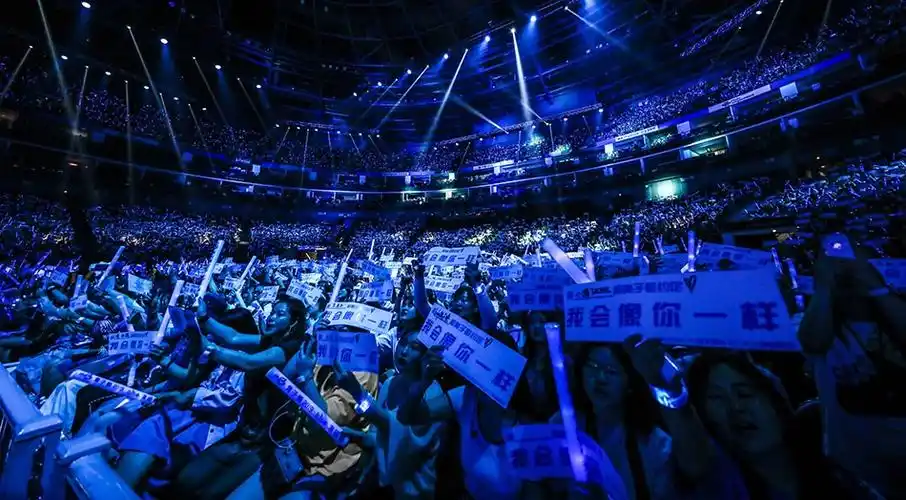 黄子韬上海演唱会燃爆全场 粉丝强势应援感性落泪