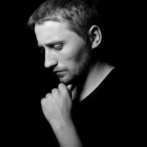 男人低头沉默的头像