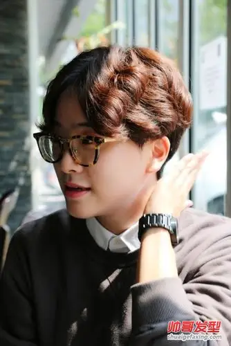 发型设计 > 文质彬彬的学生发型设计 男生中分卷发发型这是2款中性