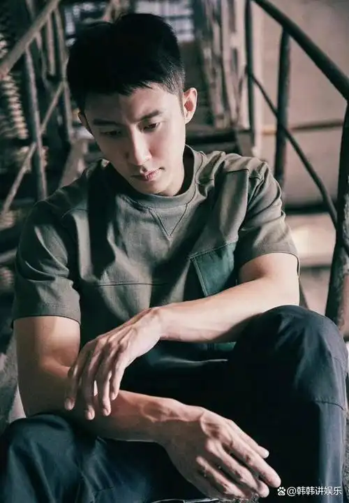 黄景瑜晒照打卡入秋状态,侧颜都好优秀呢