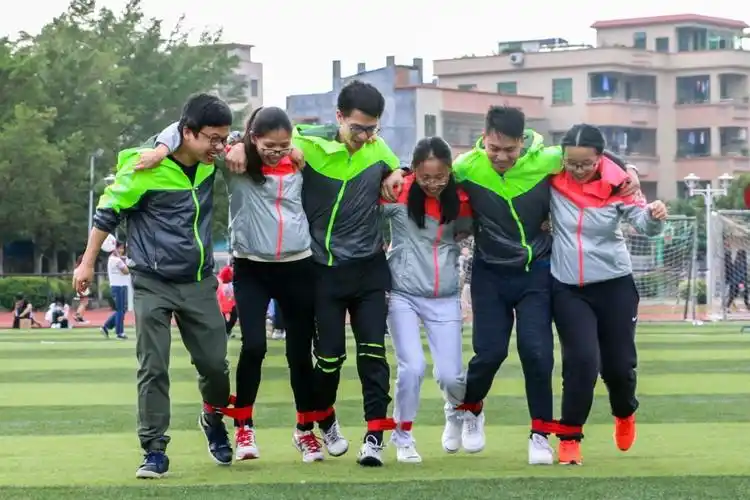 适用人群:参加六人七足比赛的运动员