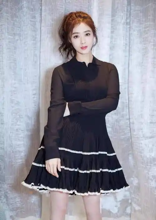 又被蒋欣折服,裙子这么"挤"仍敢穿出门,大骨架身材曲线太美_问题_显得