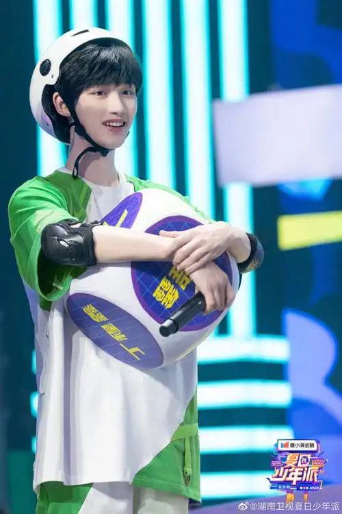 丁程鑫夏日少年派最新剧照哈哈哈哈马上就要集齐彩虹小丁了