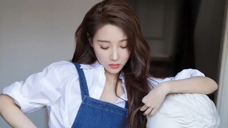 美女白色衬衫蓝色吊带牛仔裙 安泳畅4k壁纸_4k美女图片高清壁纸_墨鱼