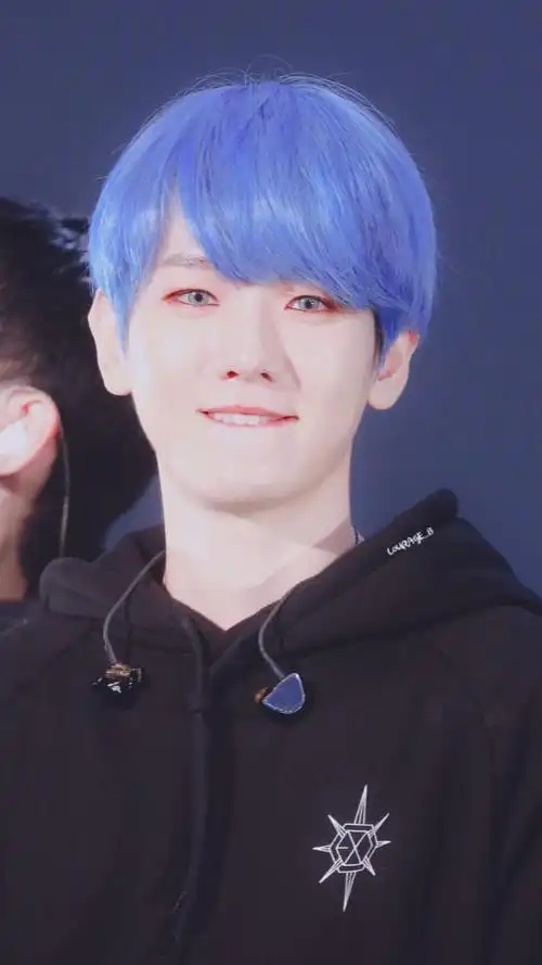 边伯贤我太爱这一头海水蓝的发色了蓝果贤我真的可以了