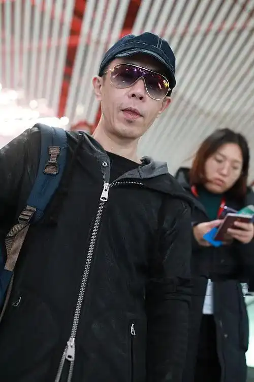 黄贯中厉害穿那么多件衣服都不臃肿终于明白朱茵为啥看上他