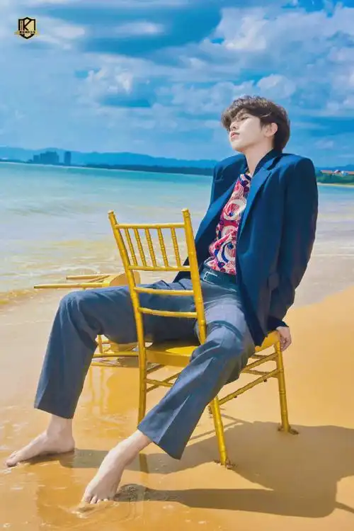 蔡徐坤睡得不错##蔡徐坤把床搬到沙滩上