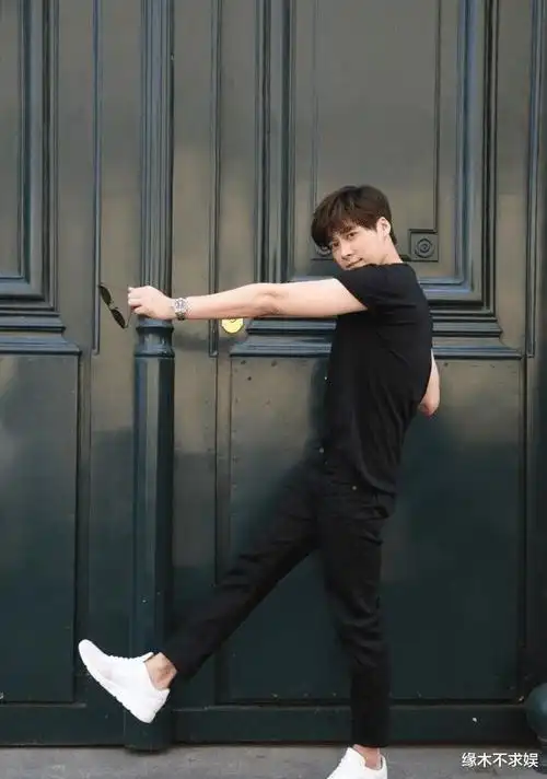 34岁李易峰颜值过关那181cm的个头现实中身材比例如何