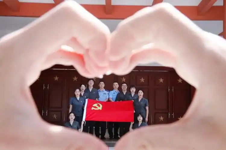 七一特辑我与党旗合个影用镜头定格信仰