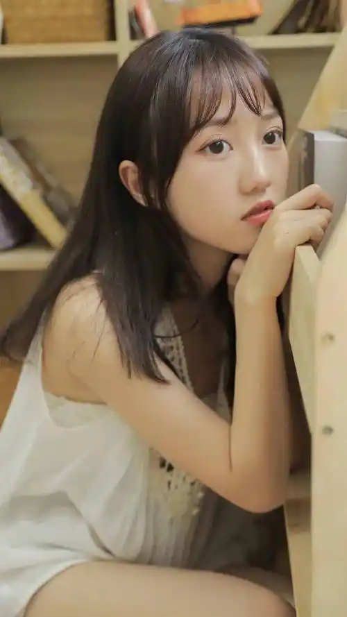 萝莉美女白色吊带v领蕾丝裙私房写真