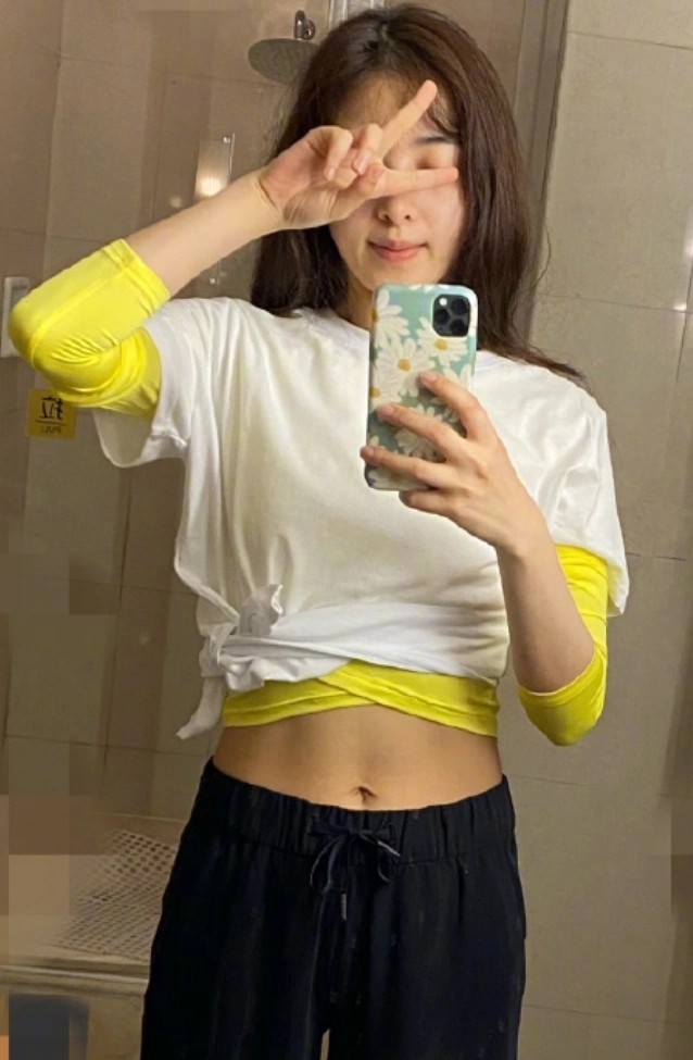 张含韵31岁拥有马甲线穿薄纱裙登台女团身材叫人看呆