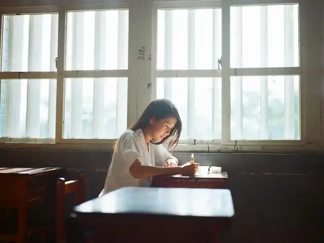 尚好的青春都是同桌的你,心情札记,女孩,回忆,校园,教室,安静,课桌,恰