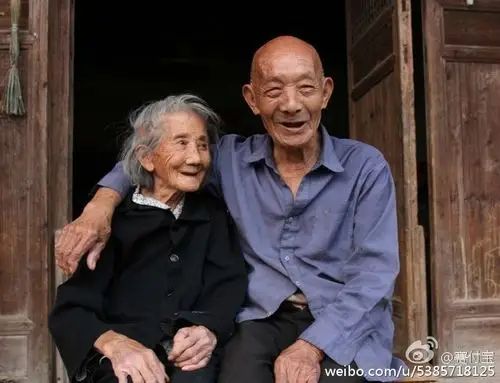 美国马萨诸塞州的一对老夫妻南希和唐纳德,为了表现恩爱,结婚35拇来