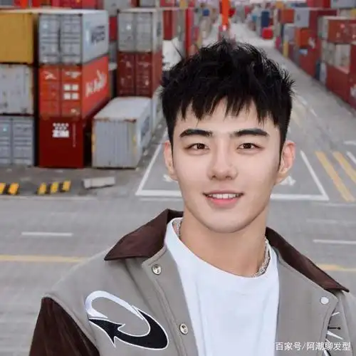 年轻的男生,在选择刘海发型的时候,可以试试这款侧分发型;两边的头发