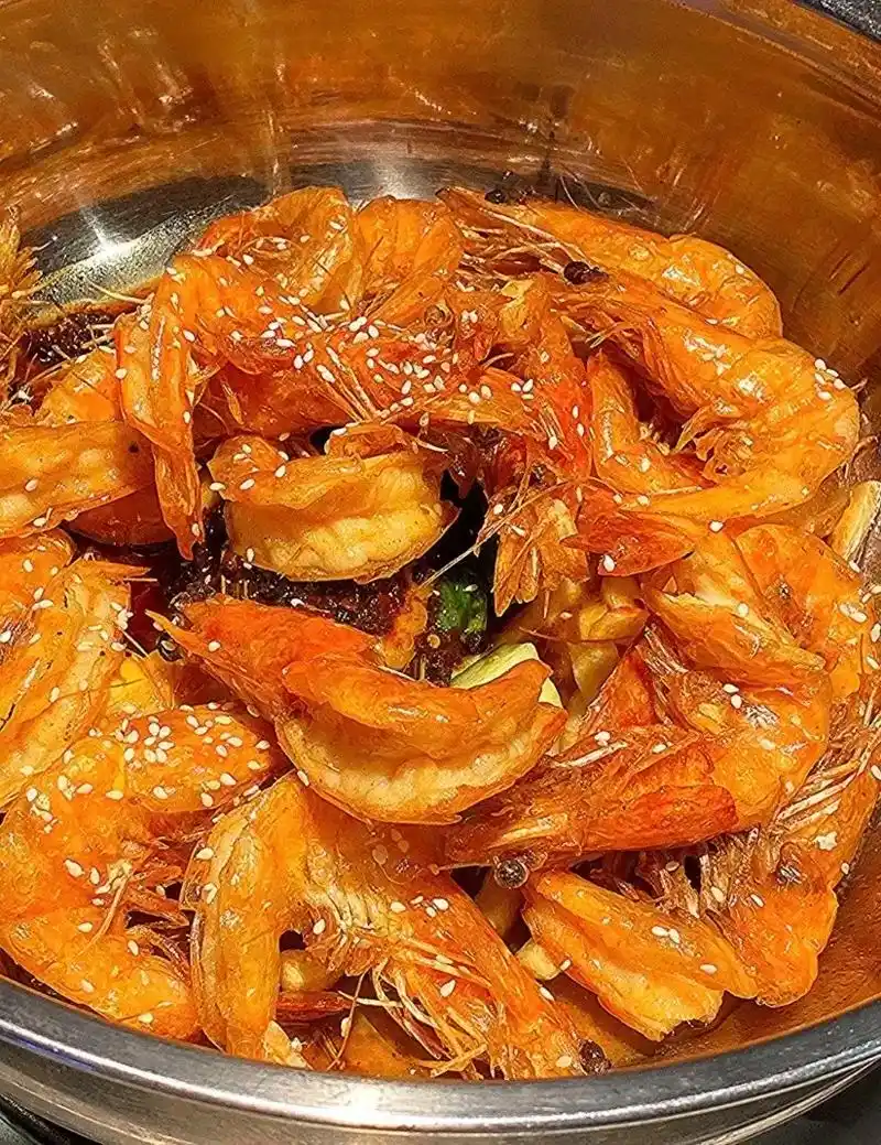 嗨翻天!#吃虾吃虾 先吃美味香辣的香酥虾,虾皮香酥 - 抖音