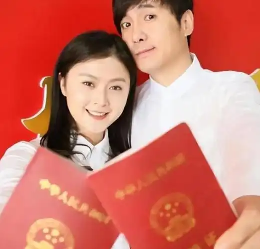 沈腾一家三口度假被偶遇,夫妻俩谈笑风生,网友:王琦胖成贾玲