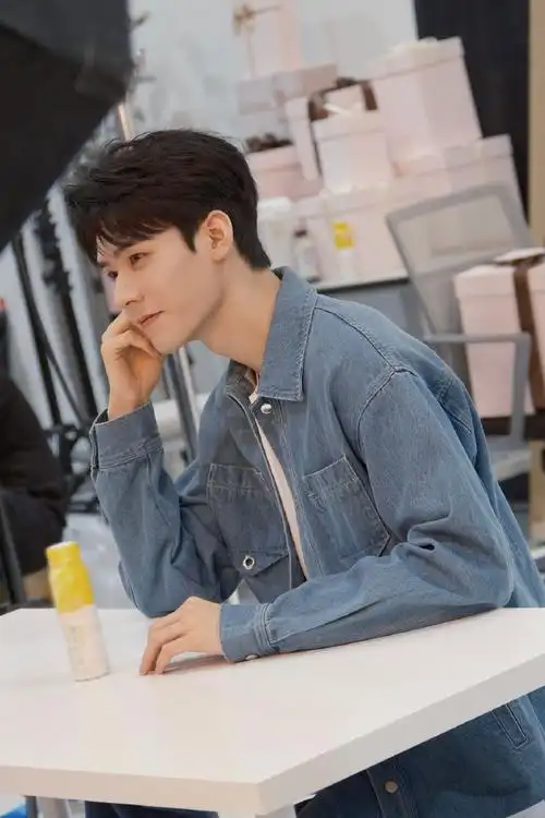 龚俊橙色毛衣比心照##龚俊金丝眼镜橙味比心侧拍##龚俊橙色毛衣丫镜