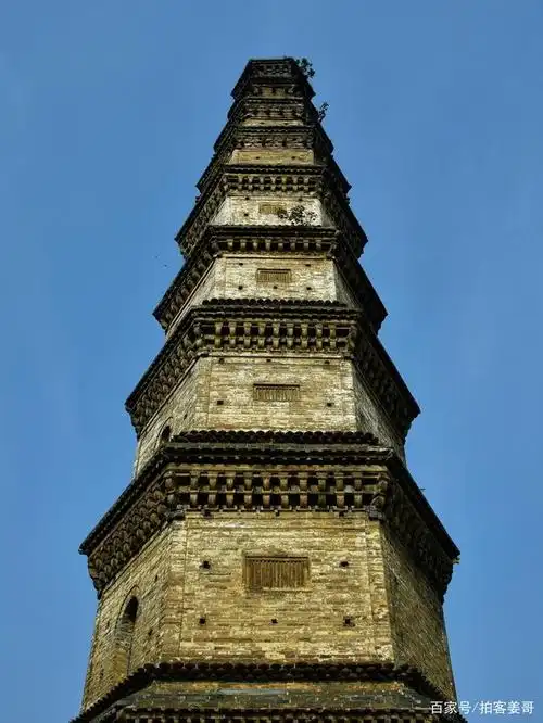 寿圣寺塔位于商水县郝岗乡常社店村北沙河转弯处,西,北两面紧邻沙河