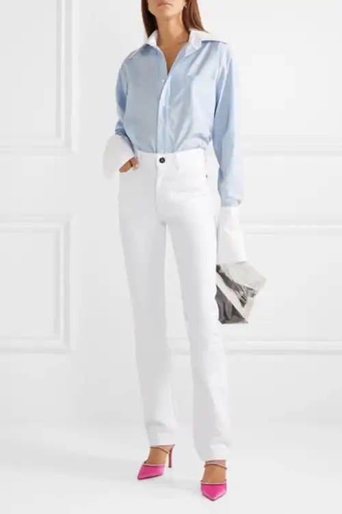 单品裁自优质白色牛仔布,呈现迷人的高腰直筒裤型,刚好能够展示700