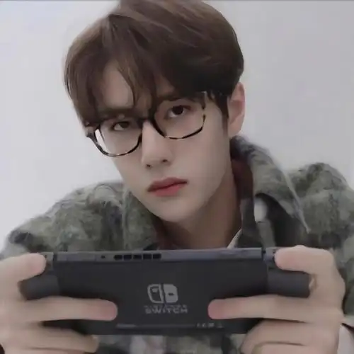 头盔的一博566出门骑摩托向你报备的一博666抢了邻居家玩具车的王